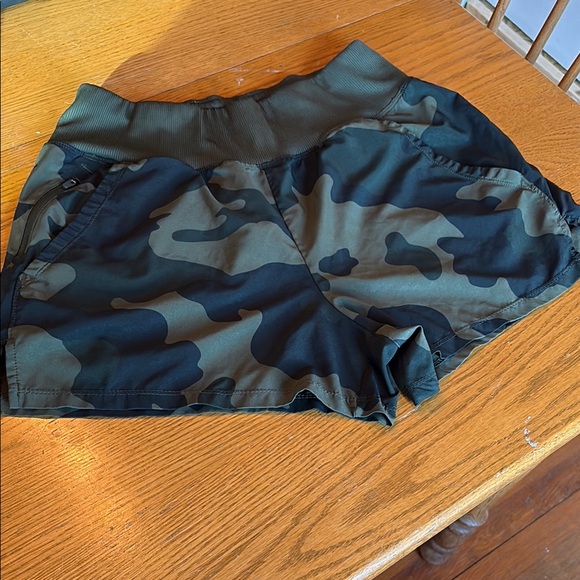 (5/$20) All in Motion Green and Black Cargo Shorts Athletic Fit - Picture 4 of 6